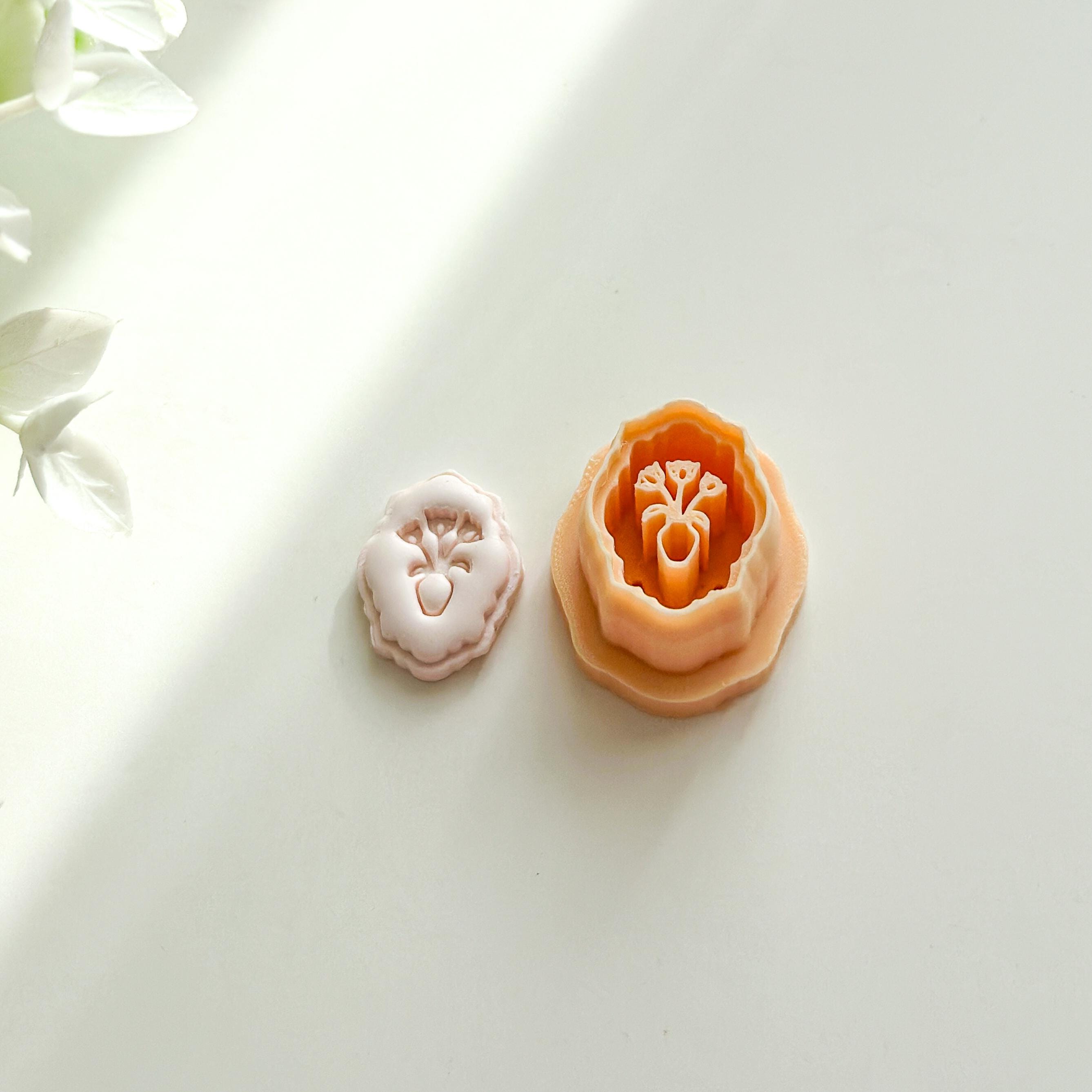 Tulip Embossed Oval Clay Cutter